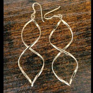 ✨️Pair Of Gold Tone Spiral Fish Hook Earrings With Fashionable Gold Travel Pouch